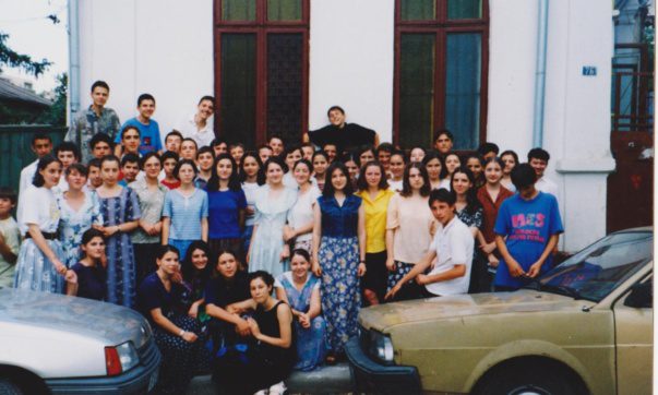 adolescenti 1999 in fata vechii adunari